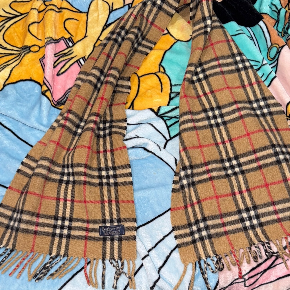 Large Burberry CASHMERE Tan and Black Checkered Scarf. In excellent condition! - Picture 8 of 9